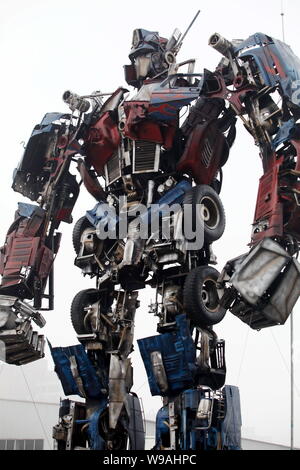 Eine 10 Meter hohe Nachbildung von Optimus Prime, Anführer der Autobots Roboter im Film Transformator, am Grün dargestellt, ist Park in Beijing Dream, Kinn Stockfoto