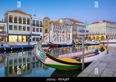 Stadt Aveiro im Norden Portugals mit der Wasserkanäle durch die Nacht Stockfoto