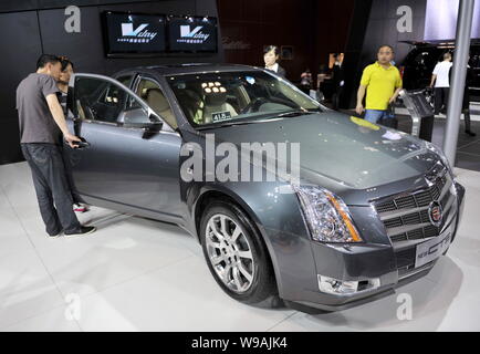 ---- Besucher betrachten einen Cadillac CTS von General Motors (GM) wird während eines Auto Show in Chongqing, China, 12. Juni 2009. General Motors Co. ist recal Stockfoto