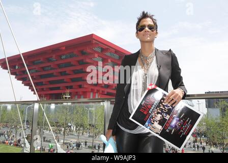 US-Schauspielerin Halle Berry posiert vor der China Pavillon auf der Expo in Shanghai, China, April 25, 2010. Stockfoto