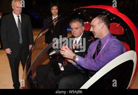 US-Verkehrsminister Ray LaHood (L) und Michael Robinson, GM Vice President für Umwelt-, Energie- und Sicherheitspolitik, sind in einer GM EN-V Co gesehen Stockfoto