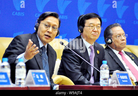 Idonesian Vizepräsidenten Boediono, Links, spricht neben der stellvertretende chinesische Handelsminister, Gao Hucheng, Mitte, am Runden Tisch Dialog zwischen H.E Stockfoto