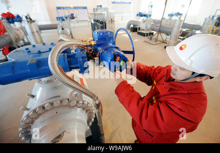 Ein chinesischer Arbeiter aus CNPC (China National Petroleum Corporation) prüft Ventile an der Klemme der China-Russia Ölpipeline in Daqing Stadt, Nord Stockfoto