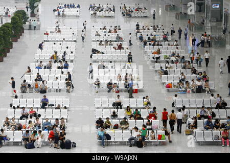 Passagiere warten auf ihre Züge am Bahnhof Shanghai Hongqiao in Shanghai, China, 1. Juli 2010. China Shanghai-Nanjing Intercity railwa Stockfoto