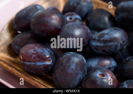 Stapel von saftigen Pflaumen Früchte Stockfoto