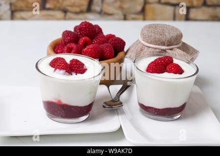 Einfache himbeer Joghurt und Marmelade Parfait in zwei Glas Tassen Stockfoto
