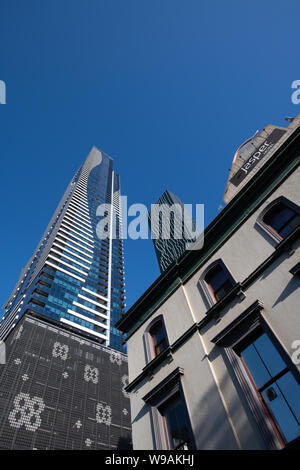 Historische Gebäude und moderne Wolkenkratzer in Melbournes CBD. Stockfoto