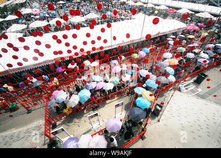 Massen der Besucher in die Warteschlange einreihen, die Schweiz in der Welt Pavillon Expo Park in Shanghai, China, 20. Juli 2010 ein. Die Weltausstellung Expo 2010 attendanc Stockfoto