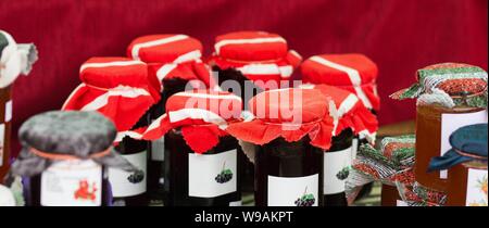 Vielen Gläsern verschiedener Konfitüren für Verkauf im Markt im Freien stehen leer Vignetten mit nur Bilder zeigen Frucht der Marmelade angeboten Stockfoto