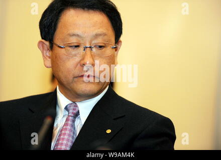 Akio Toyoda, Präsident von Toyota, ist auf einer Pressekonferenz in Beijing, China, Montag, 1. März 2010 gesehen. Toyota Motor Corp. Präsident Akio Toyoda, so Stockfoto