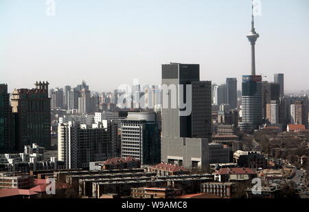 Angesichts der hohen Gebäude in Tianjin, China, 25. März 2010. Drei Dutzend Kraniche Turm über der Tianjin West Railway Station, Teil eines 501-Milliarden Yuan Stockfoto