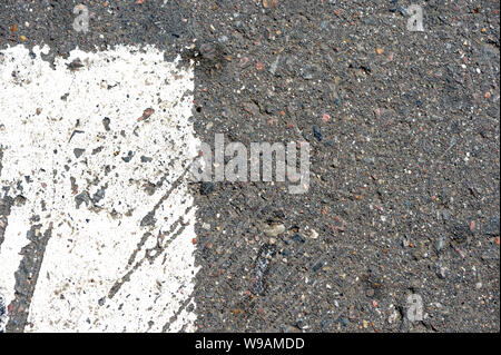 Alten schmutzigen Asphalt Textur mit weißer Farbe. Ansicht von oben Stockfoto