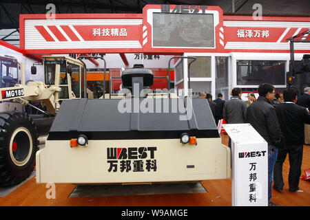 Besucher sind auf dem Stand von Wbest Heavy-Duty Maschinen Science & Technology Co., Ltd. während der Internationalen Messe für Bau Machi Stockfoto