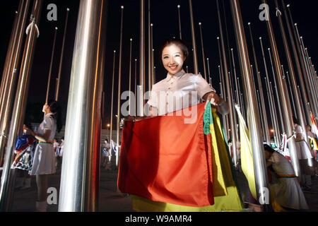 Expo Personal haul nationale Flaggen der Länder in der Shanghai Expo teilnehmen, nach der Schließung der Weltausstellung Expo 2010 im Expo Park in Stockfoto