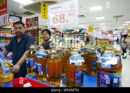 ------ Chinesische Kunden shop für Speiseöl in einem Supermarkt in Shanghai, 22. Oktober 2010. Von der Regierung auferlegten Preisgestaltung ist die nukleare Option der Co Stockfoto