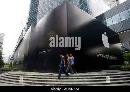 Chinesische Männer vorbei an einem Plakat von Apple an der Hong Kong Plaza auf der Huaihai Road in Shanghai, China, 13. September 2010. Apple bereitet zu öffnen. Stockfoto