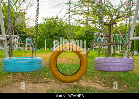 Swing Stühle aus alten Reifen für Kinder im Park gemacht. Stockfoto