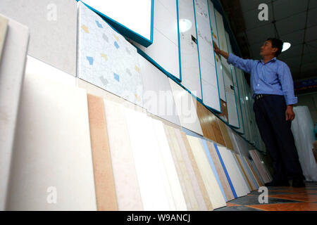 Keramische Fliesen und Platten sind für den Verkauf an einen Baustoff Markt in Shanghai, China, 25. Juni 2010 gesehen. Chinesische Keramik Entscheidungsträger sagte Mittwoch (23. Juni 2010 Stockfoto