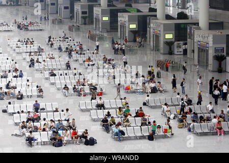 Passagiere warten auf ihre Züge am Bahnhof Shanghai Hongqiao in Shanghai, China, 1. Juli 2010. China Shanghai-Nanjing Intercity railwa Stockfoto