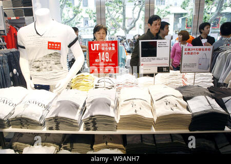 ------ Chinesische Kunden Einkaufen in der Uniqlo Flagship Store in Shanghai, China, 15. Mai 2010. Suchen, die Welten zu führenden Kleidung r Stockfoto