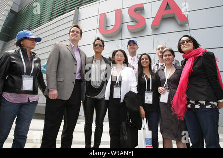 US-Schauspielerin Halle Berry stellt mit dem Personal der USA Pavillon vor dem USA-Pavillon auf der Expo in Shanghai, China, April 25, 2010. Stockfoto