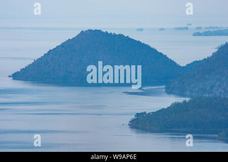 Die Schiffe wurden sie ein Hausboot in den Damm am Sri Nakarin Damm, Kanchana Buri in Thailand. Stockfoto