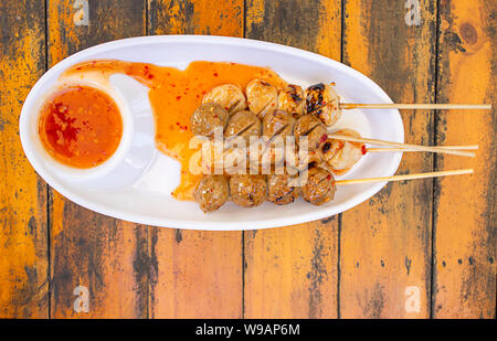 Gegrilltes Schweinefleisch und Rindfleisch Frikadellen mit Seafood Soße auf weißem Kunststoff Platte. Stockfoto