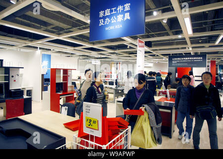 ------ Chinesische Kunden shop für Möbel bei IKEA in Shanghai, China, 26. November 2009. Ikea, deren größte asiatische Store ist in China, pla Stockfoto