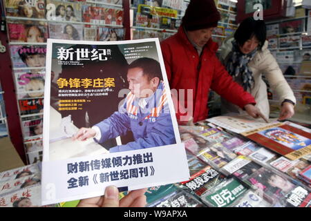 Das Jahrhundert der wöchentlichen Zeitschrift ist für Verkauf zu einem Zeitungskiosk in Shanghai, China, 13. Januar 2010 gesehen. Eine von China die meisten genau beobachtet Magazin venture Stockfoto