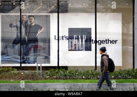 Ein chinesischer Mann Vergangenheit eine Lücke in Shanghai, China, 17. November 2010. Us-Gap Inc. verkündet den Anfang seiner ersten f Stockfoto