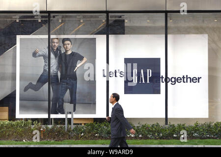 Ein chinesischer Mann hinter der Lücke bei der Hong Kong Plaza in Shanghai, China, 11. November 2010. Us-textileinzelhändler Gap Inc eröffnete seine erste Stockfoto
