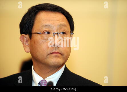 Akio Toyoda, Präsident von Toyota, ist auf einer Pressekonferenz in Beijing, China, Montag, 1. März 2010 gesehen. Toyota Motor Corp. Präsident Akio Toyoda, so Stockfoto