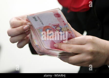 ---- Eine Chinesische bank Clerk zählt RMB (Renminbi) yuna Banknoten in der Zentrale der HSBC China im Finanzviertel Lujiazui in Pudong, Shan Stockfoto