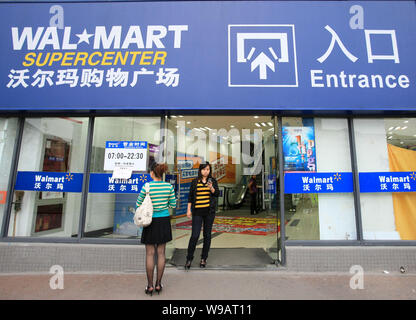 ------ Chinesische Kunden stehen am Eingang eines Wal-Mart Supercenter in Shanghai, China, 16. Oktober 2009. Der Weltgrößte Einzelhändler Wal-Mart Stockfoto