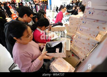 ------ Kunden Shop für Schuhe während der Werbeaktion an einem Abteilung Speicher in Ningbo, East China Zhejiang provinz, 19. November 2009. China consu Stockfoto