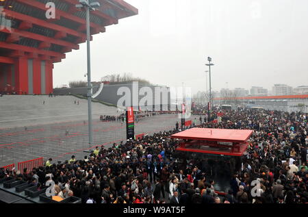 Massen von Besuchern sammeln am Eingang des China Pavillon auf der Expo in Shanghai, China, 20. April 2010. Von Anfang an, Organisatoren von Stockfoto