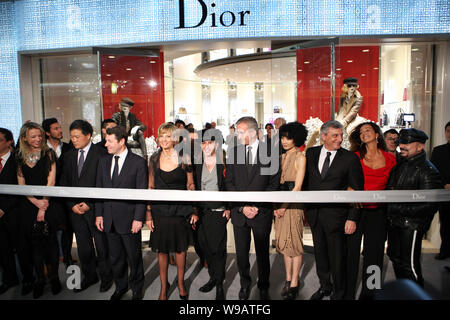 Der französische Industrieminister Christian Estrosi (L3), Fashion Designer John Galliano (L5), Gründer, Vorsitzender und CEO von LVMH Bernard Arnault (R5), Hong Stockfoto