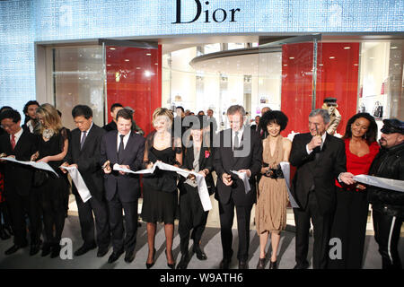 Der französische Industrieminister Christian Estrosi (L4), Fashion Designer John Galliano (L6), Gründer, Vorsitzender und CEO von LVMH Bernard Arnault (R5), Hong Stockfoto