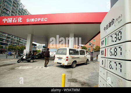 ---- Blick auf eine Sinopec-Tankstelle in Shanghai, China, 21. April 2010. China Petroleum und Chemical Corp (Sinopec), die Gebiete größten Öl refi Stockfoto