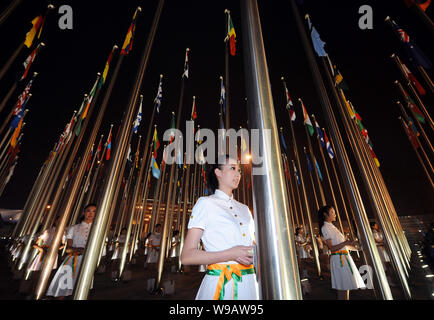 Expo Personal haul nationale Flaggen der Länder in der Shanghai Expo teilnehmen, nach der Schließung der Weltausstellung Expo 2010 im Expo Park in Stockfoto