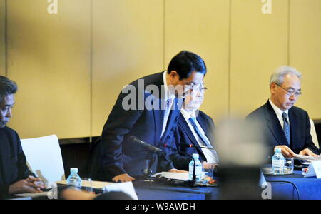 Akio Toyoda, zweite links, Präsident von Toyota, Bogen auf einer Pressekonferenz in Beijing, China, Montag, 1. März 2010. Toyota Motor Corp. Präsident Akio Stockfoto