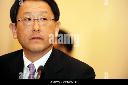 Akio Toyoda, Präsident von Toyota, ist auf einer Pressekonferenz in Beijing, China, Montag, 1. März 2010 gesehen. Toyota Motor Corp. Präsident Akio Toyoda, so Stockfoto