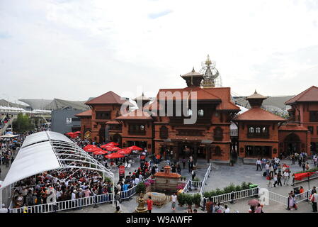 Massen der Besucher in die Warteschlange einreihen, die Nepal Pavillon auf der Expo in Shanghai, China, Samstag, 29. Mai 2010 ein. Das Shanghai World Expo auf Satu Stockfoto