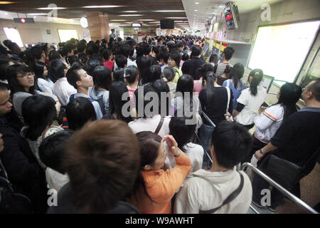 Passagiere Masse eine U-Bahn Station am ersten Tag kostenlose Nutzung der öffentlichen Verkehrsmittel in Guangzhou City, South China Guangdong Provinz, 1. November 2010. P Stockfoto