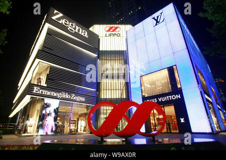 Nachtansicht des Louis Vuitton (LV) und Ermenegildo Zegna Boutiquen an der Lippo Plaza in Shanghai, China, 1. Juli 2010. Stockfoto