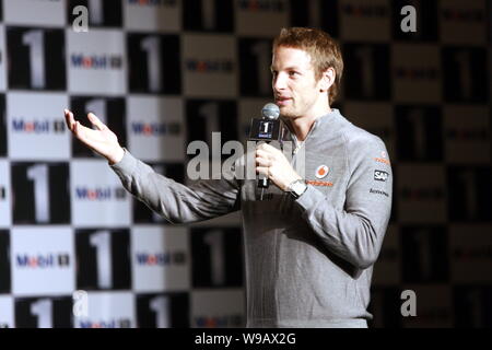 Britische F1 Fahrer Jenson Button von McLaren Mercedes Team spricht während einer Werbekampagne in Shanghai, China, 14. April 2010 Die Formel 1 Chi Stockfoto