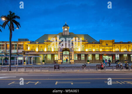 Hsinchu, Taiwan - Juni 02, 2018: Nacht der Eisenbahn stationn Hsinchu in Taiwan. Stockfoto