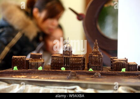 Besucher Blick auf Schokolade-Made Repliken der Bauten entlang der Bund während der Schokolade zeigen, Salon du Chocolat, in Shanghai, China, 21 Janu Stockfoto