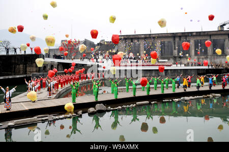 Chinesische Künstler fliegen himmel Laternen Kongming, als Laterne bezeichnet, während das Wasser - Freigabe der Zeremonie in Dujiangyan, Chengdu City, im Südwesten von China sich Stockfoto