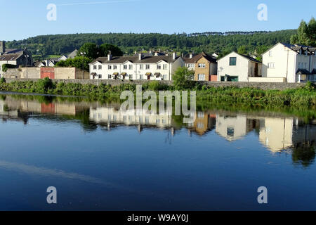 Das Bild der bunten Riverside Häuser in den ruhigen Fluss widerspiegelt. Stockfoto